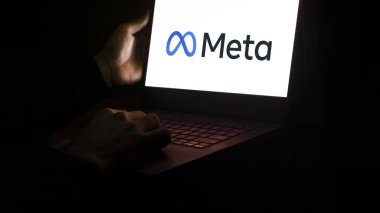 Dhaka, Bangladeş - 12 Ocak 2024: Dizüstü bilgisayarda Meta logosu. Meta, Menlo Park, Kaliforniya merkezli bir Amerikan çokuluslu teknoloji şirketi..