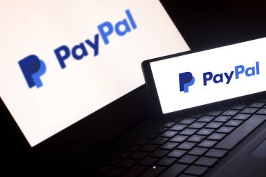 Dhaka, Bangladeş - 12 Ocak 2024: Bilgisayarda Paypal logosu. Paypal çok uluslu bir finans teknolojisi şirketidir..