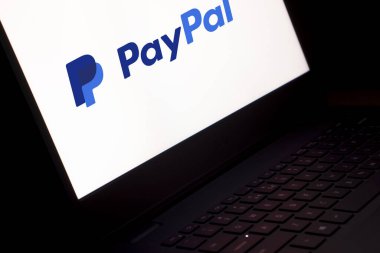 Dhaka, Bangladeş - 12 Ocak 2024: Bilgisayarda Paypal logosu. Paypal çok uluslu bir finans teknolojisi şirketidir..