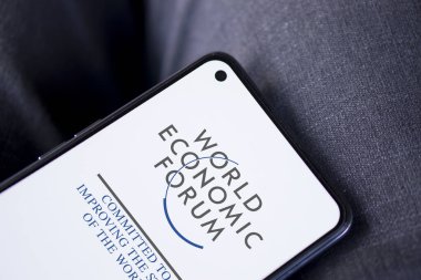 Dhaka, Bangladeş - 15 Ocak 2024: Dizüstü bilgisayarda dünya ekonomi forumu logosu. Dünya Ekonomi Forumu uluslararası bir sivil toplum kuruluşudur..