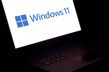 Dhaka, Bangladeş - 15 Ocak 2024: Dizüstü bilgisayarda Windows 11 logosu.