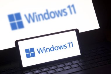 Dhaka, Bangladeş - 15 Ocak 2024: Dizüstü bilgisayarda Windows 11 logosu.