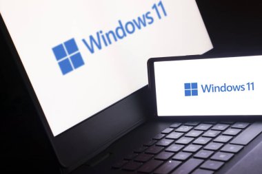 Dhaka, Bangladeş - 15 Ocak 2024: Dizüstü bilgisayarda Windows 11 logosu.