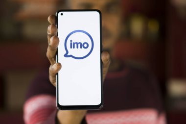 Dhaka, Bangladeş - 15 Ocak 2024: Akıllı telefondan Imo logosu. Imo bir ses / video arama ve mesajlaşma yazılım servisidir..