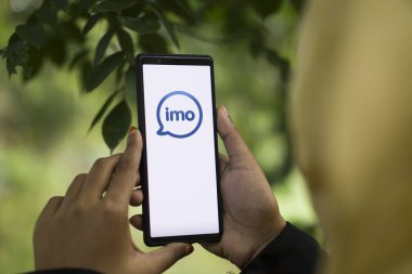 Dhaka, Bangladeş - 15 Ocak 2024: Akıllı telefondan Imo logosu. Imo bir ses / video arama ve mesajlaşma yazılım servisidir..