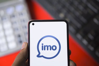 Dhaka, Bangladeş - 15 Ocak 2024: Akıllı telefondan Imo logosu. Imo bir ses / video arama ve mesajlaşma yazılım servisidir..