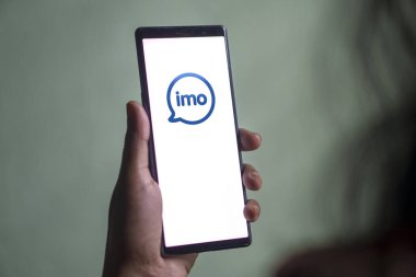 Dhaka, Bangladeş - 15 Ocak 2024: Akıllı telefondan Imo logosu. Imo bir ses / video arama ve mesajlaşma yazılım servisidir..