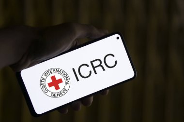 Dhaka, Bangladeş - 19 Ocak 2024: Akıllı telefondan ICRC logosu. Uluslararası Kızılhaç Komitesi insani bir organizasyondur..