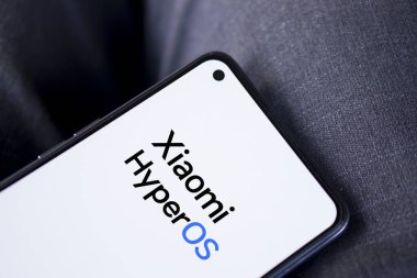Dhaka, Bangladeş - 20 Ocak 2024: Xiaomi HyperOS akıllı telefonda. Xiaomi HyperOS insan merkezli bir işletim sistemidir..