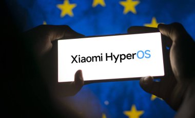 Dhaka, Bangladeş - 20 Ocak 2024: Xiaomi HyperOS akıllı telefonda. Xiaomi HyperOS insan merkezli bir işletim sistemidir..