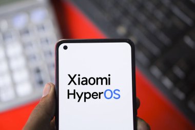 Dhaka, Bangladeş - 20 Ocak 2024: Xiaomi HyperOS akıllı telefonda. Xiaomi HyperOS insan merkezli bir işletim sistemidir..