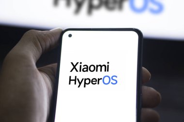 Dhaka, Bangladeş - 20 Ocak 2024: Xiaomi HyperOS akıllı telefonda. Xiaomi HyperOS insan merkezli bir işletim sistemidir..