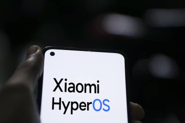 Dhaka, Bangladeş - 20 Ocak 2024: Xiaomi HyperOS akıllı telefonda. Xiaomi HyperOS insan merkezli bir işletim sistemidir..
