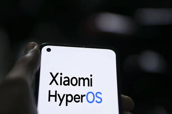 Dhaka, Bangladeş - 20 Ocak 2024: Xiaomi HyperOS akıllı telefonda. Xiaomi HyperOS insan merkezli bir işletim sistemidir..