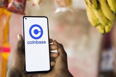 Dhaka, Bangladeş - 23 Ocak 2024: Akıllı telefondan bozuk para üssü logosu. Coinbase, bir kripto döviz platformu işleten halka açık bir Amerikan şirketidir..