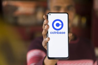 Dhaka, Bangladeş - 23 Ocak 2024: Akıllı telefondan bozuk para üssü logosu. Coinbase, bir kripto döviz platformu işleten halka açık bir Amerikan şirketidir..