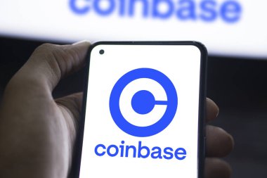 Dhaka, Bangladeş - 23 Ocak 2024: Akıllı telefondan bozuk para üssü logosu. Coinbase, bir kripto döviz platformu işleten halka açık bir Amerikan şirketidir..