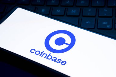 Dhaka, Bangladeş - 23 Ocak 2024: Akıllı telefondan bozuk para üssü logosu. Coinbase, bir kripto döviz platformu işleten halka açık bir Amerikan şirketidir..
