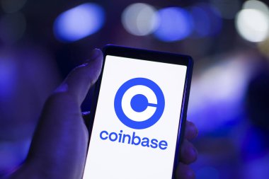 Dhaka, Bangladeş - 23 Ocak 2024: Akıllı telefondan bozuk para üssü logosu. Coinbase, bir kripto döviz platformu işleten halka açık bir Amerikan şirketidir..