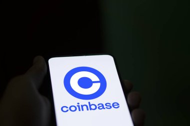 Dhaka, Bangladeş - 23 Ocak 2024: Akıllı telefondan bozuk para üssü logosu. Coinbase, bir kripto döviz platformu işleten halka açık bir Amerikan şirketidir..