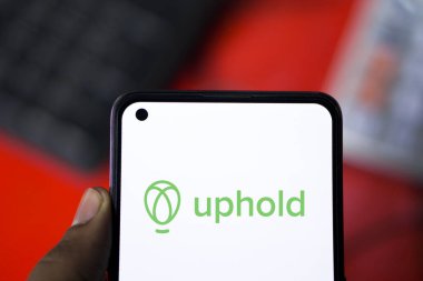 Dhaka, Bangladeş - 27 Ocak 2024: Akıllı telefondan Uphold logosu. Uphold, kripto döviz platformu.
