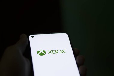 Dhaka, Bangladeş - 02 Şubat 2024: Akıllı telefon üzerinde Xbox logosu.