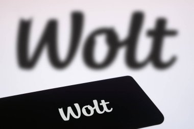 Dhaka, Bangladeş - 02 Şubat 2024: Wolt logosu akıllı telefonda sergilendi.