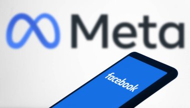 Dhaka, Bangladeş - 12 Şubat 2024: Facebook logosu akıllı telefon ve meta logosu.