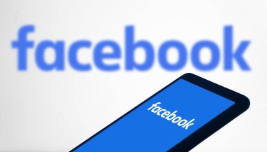 Dhaka, Bangladeş - 12 Şubat 2024: Akıllı telefondan Facebook logosu.