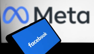Dhaka, Bangladeş - 12 Şubat 2024: Facebook logosu akıllı telefon ve meta logosu.