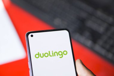 Dhaka, Bangladeş - 12 Şubat 2024: Duolingo logosu akıllı telefonda sergilendi.