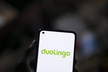 Dhaka, Bangladeş - 12 Şubat 2024: Duolingo logosu akıllı telefonda sergilendi.