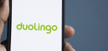 Dhaka, Bangladeş - 12 Şubat 2024: Duolingo logosu akıllı telefonda sergilendi.