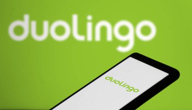 Dhaka, Bangladeş - 12 Şubat 2024: Duolingo logosu akıllı telefonda sergilendi.