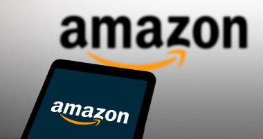 Dhaka, Bangladeş - 17 Şubat 2024: Amazon logosu akıllı telefondan gösteriliyor.
