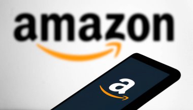 Dhaka, Bangladeş - 17 Şubat 2024: Amazon logosu akıllı telefondan gösteriliyor.