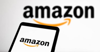 Dhaka, Bangladeş - 17 Şubat 2024: Amazon logosu akıllı telefondan gösteriliyor.