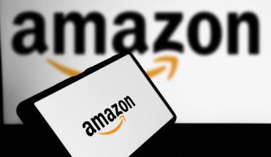 Dhaka, Bangladeş - 17 Şubat 2024: Amazon logosu akıllı telefondan gösteriliyor.