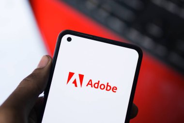 Dhaka, Bangladeş - 17 Şubat 2024: Adobe logosu akıllı telefonda gösteriliyor.