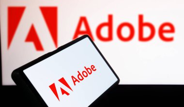 Dhaka, Bangladeş - 17 Şubat 2024: Adobe logosu akıllı telefonda gösteriliyor.