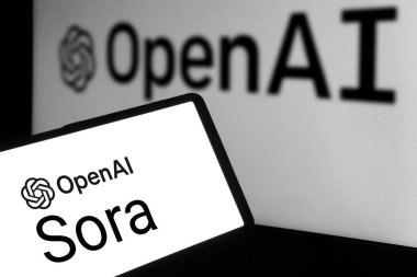 Dhaka, Bangladeş - 17 Şubat 2024: OpenAI Sora AI logosu akıllı telefonda sergilendi.