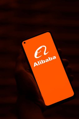 Dhaka, Bangladeş - 20 Şubat 2024: Alibaba logosu akıllı telefonda gösteriliyor.