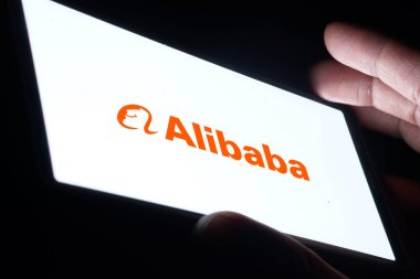 Dhaka, Bangladeş - 20 Şubat 2024: Alibaba logosu akıllı telefonda gösteriliyor.