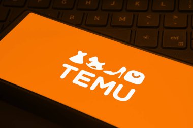 Dhaka, Bangladeş - 21 Şubat 2024: Temu logosu akıllı telefonda gösteriliyor.