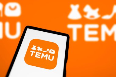 Dhaka, Bangladeş - 21 Şubat 2024: Temu logosu akıllı telefonda gösteriliyor.