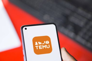 Dhaka, Bangladeş - 21 Şubat 2024: Temu logosu akıllı telefonda gösteriliyor.