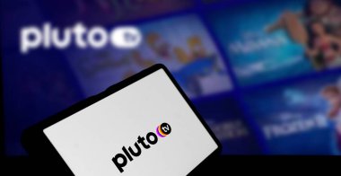 Dhaka, Bangladeş - 21 Şubat 2024: Pluto TV logosu akıllı telefonda gösterildi.