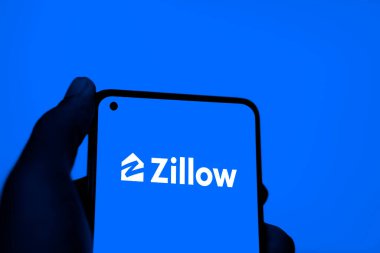 Dhaka, Bangladeş - 22 Şubat 2024: Zillow logosu akıllı telefonda sergileniyor.