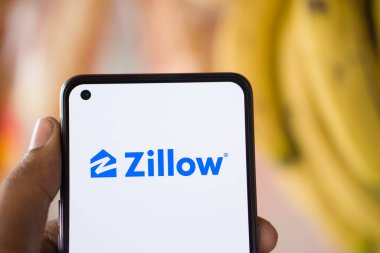Dhaka, Bangladeş - 22 Şubat 2024: Zillow logosu akıllı telefonda sergileniyor.