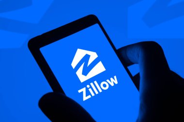 Dhaka, Bangladeş - 22 Şubat 2024: Zillow logosu akıllı telefonda sergileniyor.